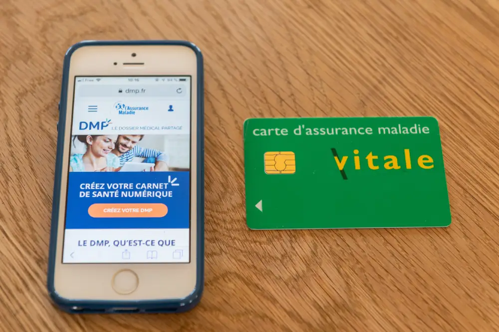 Carte vitale sur smartphone : La Cnil donne son feu vert