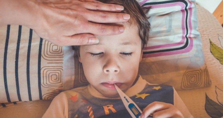 Congé enfant malade : le certificat médical bientôt facultatif ?