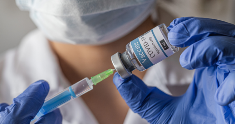 Vaccin anti-covid : d’après l’OMS les adultes en bonne santé n’ont plus besoin de doses additionnelles